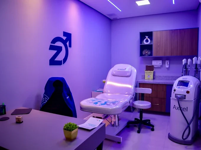 Sala de procedimentos da Homenz Anápolis, com maca e equipamentos